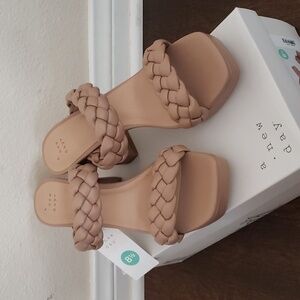 Women Platform Sandals, Braided details, size 8.5 New